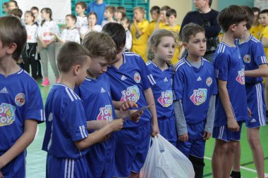 Odessa, Ukrayna - 29 Nisan 2017: rugby ligi özel spor okulu odessa maçın sonra ödüllendirme çocuklar