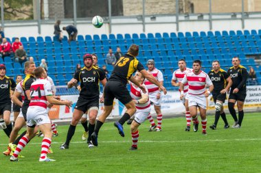 Odessa, Ukrayna - Okt 20, 2017: Odessa - Harkov Rugby Şampiyonası Milli takım. Rugby topu için oyuncuların yoğun mücadele. Yeşil alan stadyum üzerinde dinamik oyun