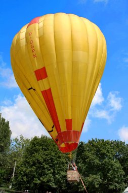 Odessa, Ukrayna - 27 Haziran 2010: Deşarj gaz tesisatı başlayan bir balon uçuş lansmanı. Mavi gökyüzü ile şehir sokakları yaz boyunca binmek isteyen seyirci