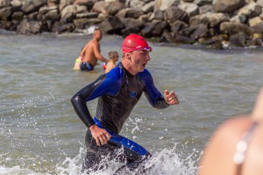 Odessa, Ukrayna - 19 Ağustos 2018: geleneksel spor yarışları milletin. Hayatta kalmak, açık denizde su, yüzme maratonu için engeller ile Ukrayna yarış aşırı tehlikeli bir yolda sınar.