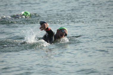 Odessa, Ukrayna - Eylül 2018: Odessa, Oceanman Biz Are açık su yüzme yarışmalar. Run su ve büyük yüzme yarışında içine siyah açık su sahilden yüzücüler