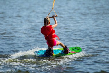 Kiteboarding. Uyku modundan çıkarma Park. Kaymak, slayt üzerinde su gemide çocuklar öğrenmek. Yaz sporları plaj. Doğa sporları Kitesurf, Wakeboarding