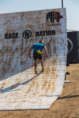 Odessa, Ukrayna-Ağustos 19, 2018: Geleneksel spor yarışları milletin. Deniz, tehlikeli engellerin üstesinden dağlık hayatta kalmak için Ukraynalı yarış yüzme ve aşırı mahkemelere tehlikeli yol