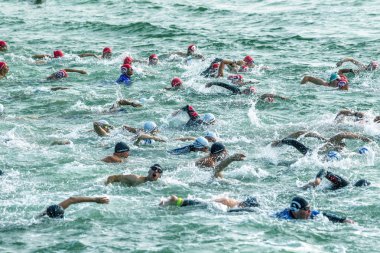Odessa, Ukrayna - 19 Ağustos 2018: geleneksel spor yarışları milletin. Hayatta kalmak, açık denizde su, yüzme maratonu için engeller ile Ukrayna yarış aşırı tehlikeli bir yolda sınar.