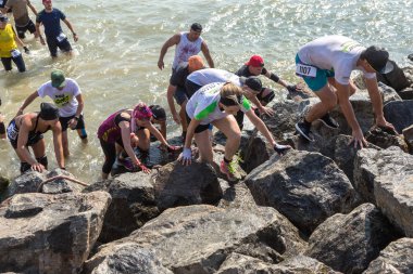 Odessa, Ukrayna-Ağustos 19, 2018: Geleneksel spor yarışları milletin. Deniz, tehlikeli engellerin üstesinden dağlık hayatta kalmak için Ukraynalı yarış yüzme ve aşırı mahkemelere tehlikeli yol