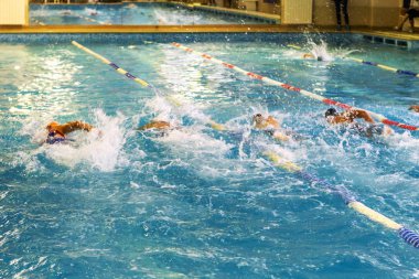 Odessa, Ukrayna -24 Eylül 2016: havuzda çocuklar arasında Ukrayna Şampiyonası triatlon sporcular sırasında spor. Kapalı havuzda rekabet çocuk