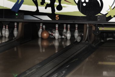 Popüler bir bowling club oyun. Skittles ile bir bowling salonu. İğne bowling topu için parçanın sonunda indirdi