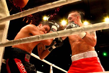 Odessa, Ukrayna-31 Mayıs 2014: Dünya ağır sıklet boks şampiyonu, alexander usyk - Ukrayna ve cesar david crenz - Arjantin boks ringde. profesyonel boks K2, 31 Mayıs 2014 yılında odessa, Ukrayna