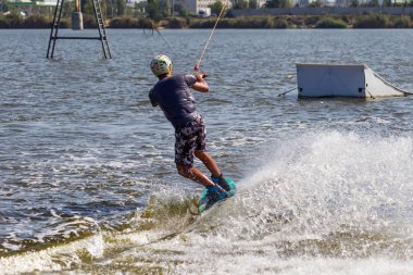 Odessa, Ukrayna - 17 Eylül 2017: Uyku modundan çıkarma Park. Yaz plaj su sporları. Atlet gemide su kayar. Su üzerinde paten. Kaykay, Wakeboarding. Yaz bilgi spor arka plan