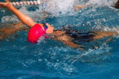 Odessa, Ukrayna -24 Eylül 2016: havuzda çocuklar arasında Ukrayna Şampiyonası triatlon sporcular sırasında spor. Kapalı havuzda rekabet çocuk