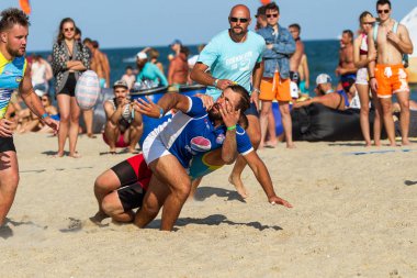 Odessa, Ukrayna - 27 Ağustos 2017: Uluslararası Rugby Festivali kum deniz Beach Zatoka Z-Oyunlar Spor ve müzik festivali sırasında üzerinde. Rugby oyuncuları erkekler ve kadınlar sahil kumu eylem içinde
