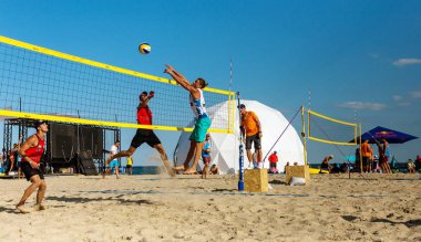 Odessa, Ukrayna - 26 Ağustos 2017: Ukrayna Beach Voleybol Şampiyonası Z-Oyunlar Festivali sırasında deniz plajında. Kadın ve erkek voleybol plaj kum üzerinde oynamak. Voleybol kum üzerinde. Plaj voleybolu