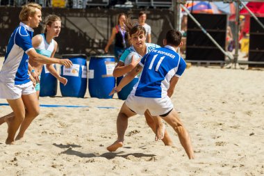 Odessa, Ukrayna - 27 Ağustos 2017: Uluslararası Rugby Festivali kum deniz Beach Zatoka Z-Oyunlar Spor ve müzik festivali sırasında üzerinde. Rugby oyuncuları erkekler ve kadınlar sahil kumu eylem içinde