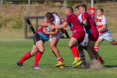 Odessa, Ukrayna - 10 Eylül 2017: Uluslararası rugby turnuva ekipleri Chisinau - Moldova ve Odessa - Ukrayna arasında. Sıkı rugby oyunu yeşil çim sahada parçası