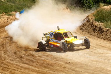 Odessa, Ukrayna - 29 Haziran: Ukrayna Kupası Şampiyonası motocross yarış pisti Zhivagova dağ, Odessa. Yetişkin biniciler ve çocuklar, 29 Haziran 2013 Odessa, Ukrayna