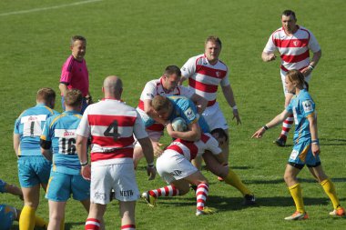 Odessa, Ukrayna - 21 Nisan 2018: Uluslararası ragbi eş Credo - Odessa ve beyaz kurt - Moldova. Erkekler maç sırasında mücadelenin bir gergin anı. Rugby oyunu, Erkek