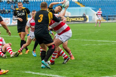 Odessa, Ukrayna - Okt 20, 2017: Odessa - Harkov Rugby Şampiyonası Milli takım. Rugby topu için oyuncuların yoğun mücadele. Yeşil alan stadyum üzerinde dinamik oyun