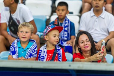 Odessa, Ukrayna 23 Temmuz 2018: Bir kalabalık futbol stadyumu. Ziyaret edenler stadyum standları dolu. Stadyumda futbol taraftarları. Taraftar standları sevinç, hafif ateş ve dalgalanan bayrak.