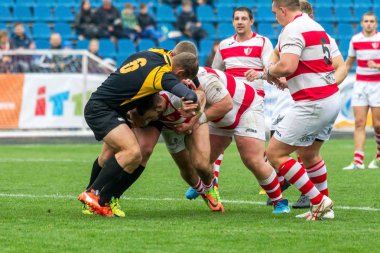 Odessa, Ukrayna - Okt 20, 2017: Odessa - Harkov Rugby Şampiyonası Milli takım. Rugby topu için oyuncuların yoğun mücadele. Yeşil alan stadyum üzerinde dinamik oyun