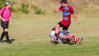 Odessa, Ukrayna - 10 Eylül 2017: Uluslararası rugby turnuva ekipleri Chisinau - Moldova ve Odessa - Ukrayna arasında. Sıkı rugby oyunu yeşil çim sahada parçası