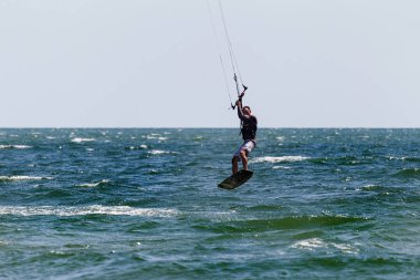 Odessa, Ukrayna - 26 Ağustos 2017: Kiteboarding. Dalgalar deniz doğa sporları Kitesurfing eğlence. Eğlence etkinlikleri, su sporları, eylem, Hobiler ve eğlenceli yaz aylarında. Kiteboarding spor
