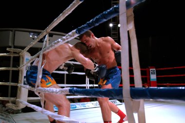 Odessa, Ukrayna - 18 Ağustos 2013: Atletizm Mma dövüş sanatları savaşçılar yumruk ve tekme neden hücre içinde rekabet karışık. Cumhurbaşkanlığı Kupası mücadele ultimate dramatik anı. Boksörler ringe mücadele