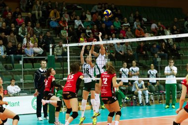 Odessa, Ukrayna - Eylül 12, 2017: 2018 voleybol Cev Kupası - kadınlar. Oynanan Khimik Yujni (Ukrayna) - beyaz ve Zesar VFM'nin Franches-Montagnes (İsviçre) - kırmızı. Bayanlar voleybol oyun vurguladı