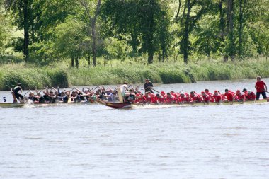 Odessa, Ukrayna - 16 Mayıs 2010: Şampiyonası Gaziler arasında kürek Ukrayna. Dragon Tekne Nehri üzerinde. İnsanlar kürek tekne yaz aylarında yarışta