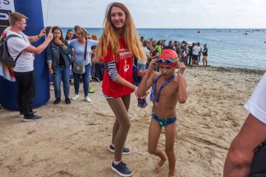 Odessa, Ukrayna - 08.09.2018: rekabet çocuklar için yüzme Oceanman biz açık açık su. Shore yüzücüler çocuklar içine su ve büyük yüzme yarışında açık deniz suya. Spor yaşam tarzı