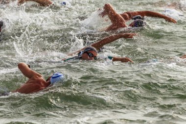 Odessa, Ukrayna - 19 Ağustos 2018: geleneksel spor yarışları milletin. Hayatta kalmak, açık denizde su, yüzme maratonu için engeller ile Ukrayna yarış aşırı tehlikeli bir yolda sınar.