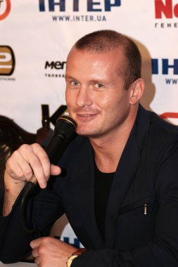 Odessa, Ukrayna - Temmuz 7, 2009: Dünya şampiyonu Vitali Klitschko Dünya Kupası savaş başlamadan önce basın toplantısı Klitschko K2 boksörler tutar. Boksörler Avtandil Khurtsidze ve Vyacheslav Uzelkov