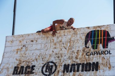 Odessa, Ukrayna-Ağustos 19, 2018: Geleneksel spor yarışları milletin. Deniz, tehlikeli engellerin üstesinden dağlık hayatta kalmak için Ukraynalı yarış yüzme ve aşırı mahkemelere tehlikeli yol