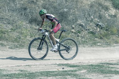 Odessa, Ukrayna - 2 Ağustos 2018: Sporcular spor bisiklet üzerinde dağlık arazide rekabet. Aile ile çocuk, sağlıklı yaşam biçimi, Cyclocross - eğlence spor spor doğada kapalı gün