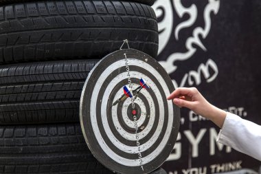 Odessa, Ukrayna -9 Nisan 2016: spor festivali dart oyunu. Sporcular okları hedefi dart tahta at dart bir oyun sırasında atmak.