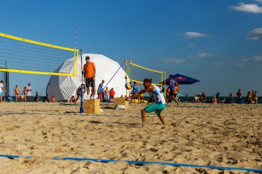 Odessa, Ukrayna - 26 Ağustos 2017: Ukrayna Beach Voleybol Şampiyonası Z-Oyunlar Festivali sırasında deniz plajında. Kadın ve erkek voleybol plaj kum üzerinde oynamak. Voleybol kum üzerinde. Plaj voleybolu