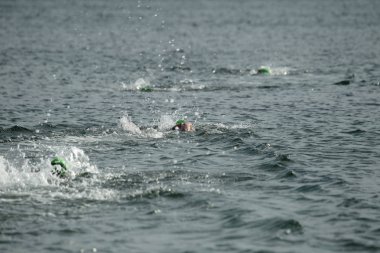 Odessa, Ukrayna - Eylül 2018: Odessa, Oceanman Biz Are açık su yüzme yarışmalar. Run su ve büyük yüzme yarışında içine siyah açık su sahilden yüzücüler