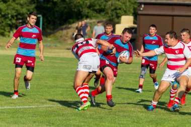 Odessa, Ukrayna - 10 Eylül 2017: Uluslararası rugby turnuva ekipleri Chisinau - Moldova ve Odessa - Ukrayna arasında. Sıkı rugby oyunu yeşil çim sahada parçası