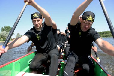 Odessa, Ukrayna - 16 Mayıs 2010: Şampiyonası Gaziler arasında kürek Ukrayna. Dragon Tekne Nehri üzerinde. İnsanlar kürek tekne yaz aylarında yarışta