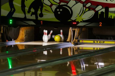Popüler bir bowling club oyun. Skittles ile bir bowling salonu. İğne bowling topu için parçanın sonunda indirdi