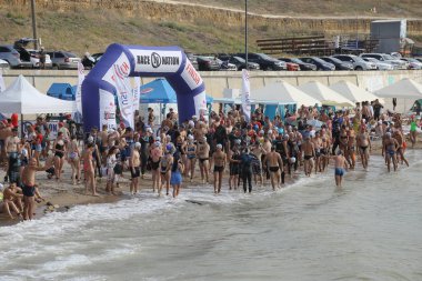 Odessa, Ukrayna - 19 Ağustos 2018: geleneksel spor yarışları milletin. Hayatta kalmak, açık denizde su, yüzme maratonu için engeller ile Ukrayna yarış aşırı tehlikeli bir yolda sınar.