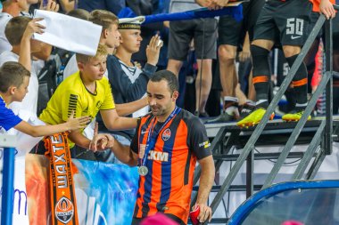 Odessa, Ukrayna 23 Temmuz 2018: Bir kalabalık futbol stadyumu. Ziyaret edenler stadyum standları dolu. Stadyumda futbol taraftarları. Taraftar standları sevinç, hafif ateş ve dalgalanan bayrak.
