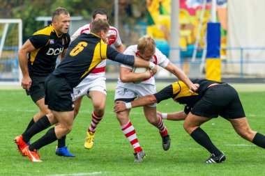 Odessa, Ukrayna - Okt 20, 2017: Odessa - Harkov Rugby Şampiyonası Milli takım. Rugby topu için oyuncuların yoğun mücadele. Yeşil alan stadyum üzerinde dinamik oyun