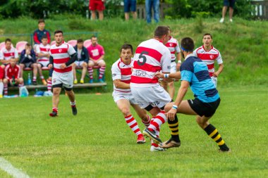 Odessa, Ukrayna - 26 Mayıs 2018: Ukrayna Kupası Politechnik - Odessa ve Credo - 65 Odessa (kırmızı). Rugby topu için oyuncuların yoğun mücadele. Yeşil alan stadyum üzerinde dinamik oyun