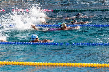 Varna, Bulgaristan - 21 Kasım 2015: spor yüzme havuzu yüzücüler çocuk eğitim sırasında. Atletik eğitim gitmek. Sağlıklı yaşam konsepti. Tren yüzücüler giriş seviyesi eğitimi