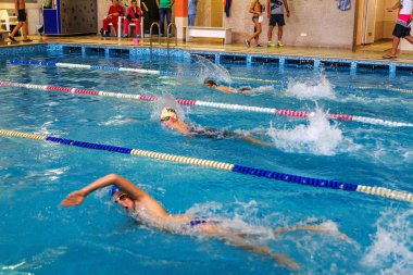 Odessa, Ukrayna -24 Eylül 2016: havuzda çocuklar arasında Ukrayna Şampiyonası triatlon sporcular sırasında spor. Kapalı havuzda rekabet çocuk