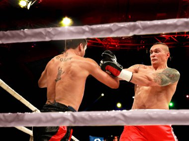 Odessa, Ukrayna-31 Mayıs 2014: Dünya ağır sıklet boks şampiyonu, alexander usyk - Ukrayna ve cesar david crenz - Arjantin boks ringde. profesyonel boks, 31 Mayıs 2014 yılında odessa, Ukrayna.