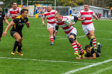 Odessa, Ukrayna - Okt 20, 2017: Odessa - Harkov Rugby Şampiyonası Milli takım. Rugby topu için oyuncuların yoğun mücadele. Yeşil alan stadyum üzerinde dinamik oyun