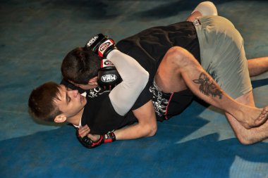 Odessa, Ukrayna - 14 Ekim 2015: Bölgesel kavgalar içinde belgili tanımlık çalmak. Atletizm Mma savaşçıları yarışmak, atar ve yumruk ve tekme ile sonuçlanan dövüş sanatları karışık. Savaşın dramatik an