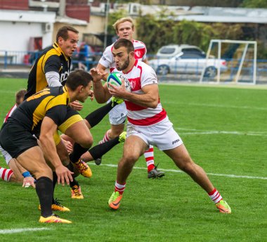 Odessa, Ukrayna - Okt 20, 2017: Odessa - Harkov Rugby Şampiyonası Milli takım. Rugby topu için oyuncuların yoğun mücadele. Yeşil alan stadyum üzerinde dinamik oyun