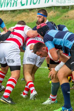 Odessa, Ukrayna - 26 Mayıs 2018: Ukrayna Kupası Politechnik - Odessa ve Credo - 65 Odessa (kırmızı). Rugby topu için oyuncuların yoğun mücadele. Yeşil alan stadyum üzerinde dinamik oyun